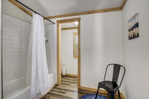 Douche, sèche-cheveux, serviettes fournies