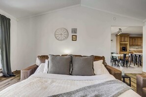 3 bedrooms, desk, travel crib, WiFi