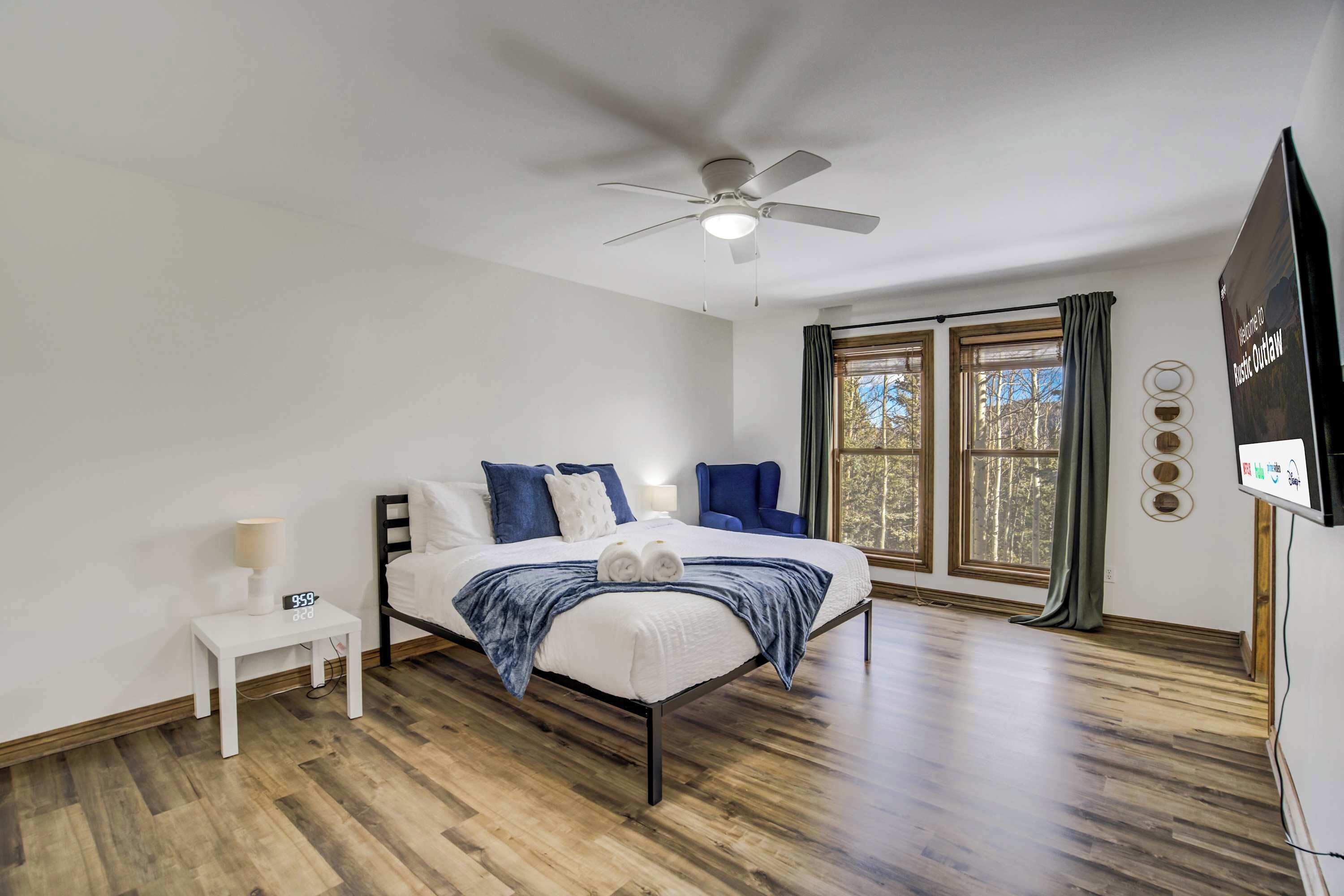 3 bedrooms, desk, travel crib, WiFi
