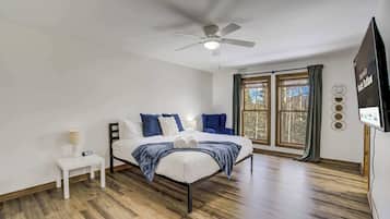 3 bedrooms, desk, travel crib, WiFi