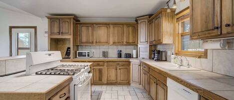 Een koelkast, een magnetron, een oven, een kookplaat