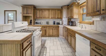 Rustic Outlaw! Mountain Escape w/ Scenic Views