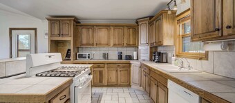 Rustic Outlaw! Mountain Escape w/ Scenic Views