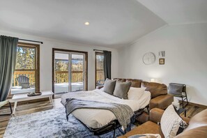 3 bedrooms, desk, travel crib, WiFi