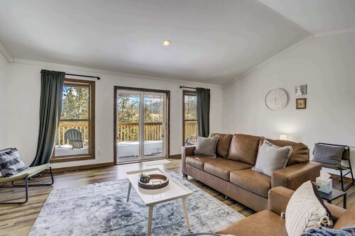 Rustic Outlaw! Mountain Escape w/ Scenic Views