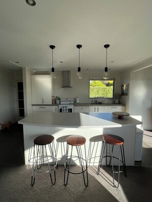 Microwave, oven, stovetop, dishwasher - Kelvin Heights Chic sun drenched family retreat WaterTaxi to Central Queenstown. (Queenstown)