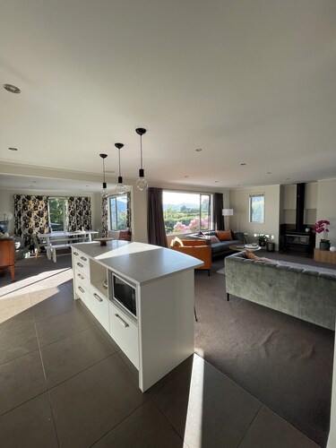 Kelvin Heights Chic sun drenched family retreat WaterTaxi to Central Queenstown.