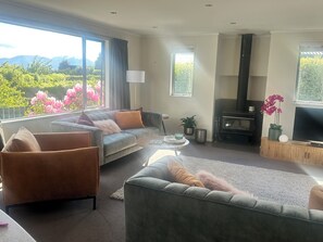 Smart TV, fireplace - Kelvin Heights Chic sun drenched family retreat WaterTaxi to Central Queenstown. (Queenstown)
