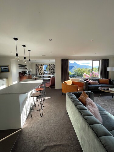 Affordable Cosy Queenstown Home, Sleeps 8, Ski Escape.