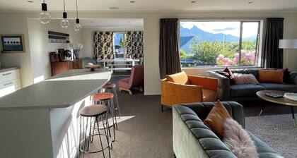 Affordable Cosy Queenstown Home, Sleeps 8, Ski Escape.