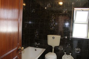 Chambre Double Deluxe, balcon, vue cour intérieure | Salle de bain