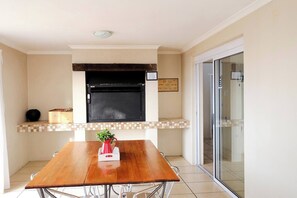 Dining - The Pelican - Stunning 3-Bedroom Holiday Home in Langebaan (Langebaan)
