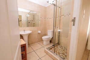 Shower, towels - The Pelican - Stunning 3-Bedroom Holiday Home in Langebaan (Langebaan)