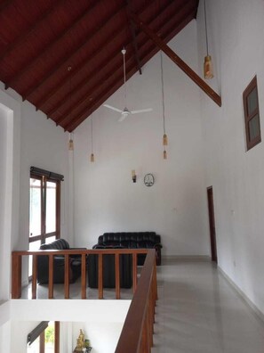 Lobby sitting area - RAJABAWANA Holiday Resort (Anuradhaura)