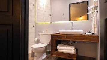 Een douche, een haardroger, handdoeken