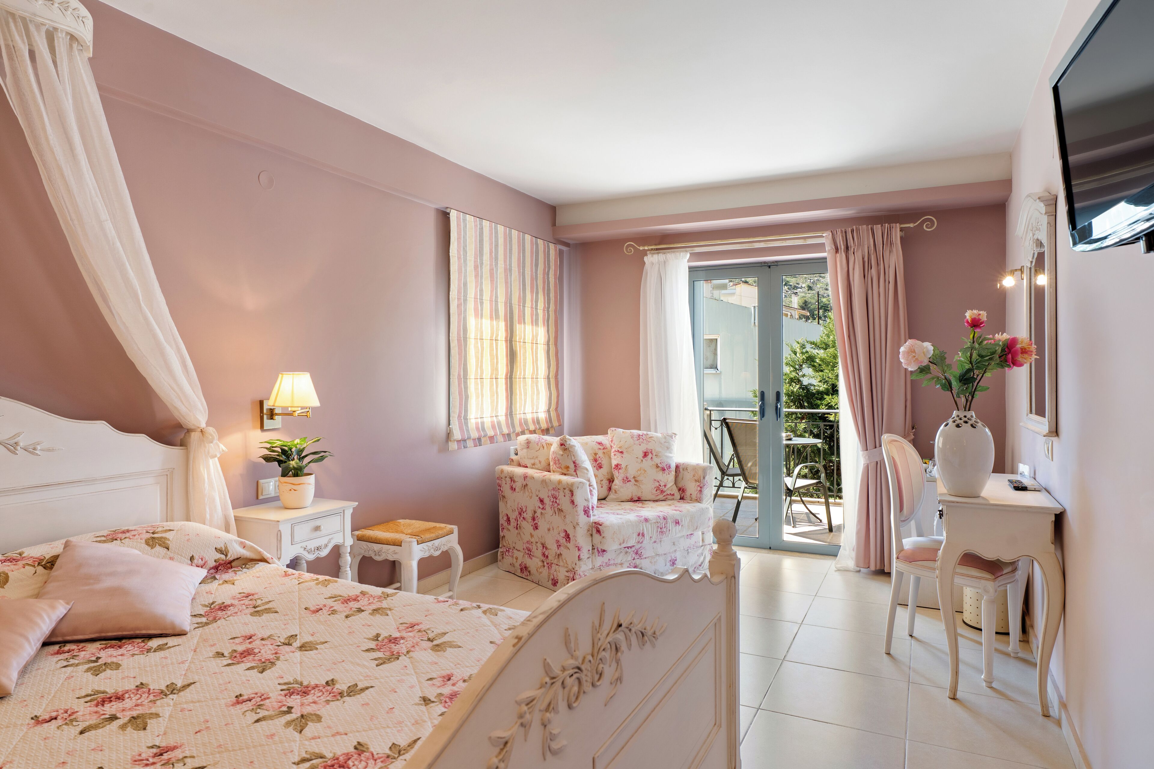 Deluxe Double Room, Sea View | Free minibar items, desk, soundproofing, free WiFi