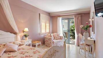 Habitación doble Deluxe, vista al mar | Artículos del minibar gratis, escritorio, insonorización y wifi gratis