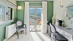 Una stanza con vista su un balcone, dotata di termosifone, scrivania e sedia.