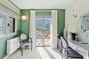 Artículos del minibar gratis, escritorio y sistema de insonorización 