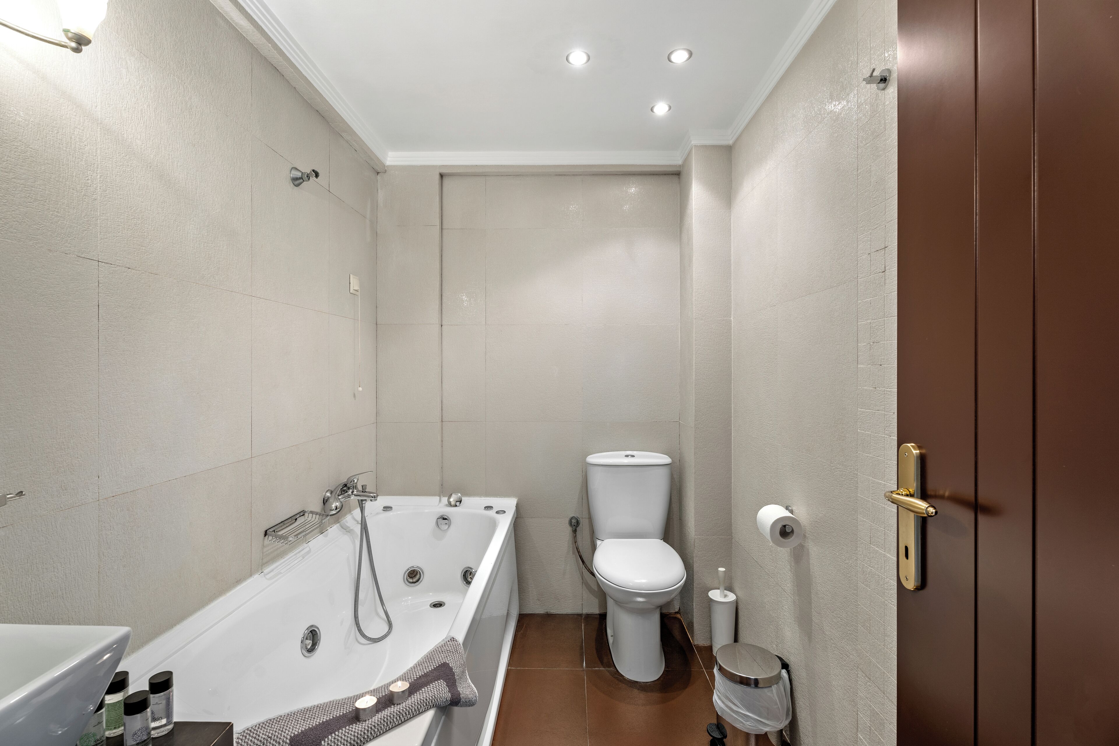Un baño moderno con bañera, inodoro y ducha.