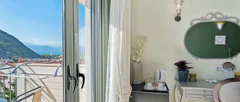 Habitación doble Deluxe, vista al mar | Artículos del minibar gratis, escritorio, insonorización y wifi gratis