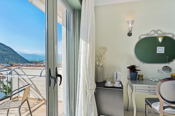 Free minibar items, desk, soundproofing, free WiFi