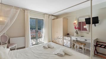 Superior Double Room, Sea View | Free minibar items, desk, soundproofing, free WiFi