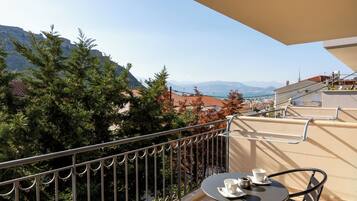 Habitación doble superior, vista al mar | Balcón