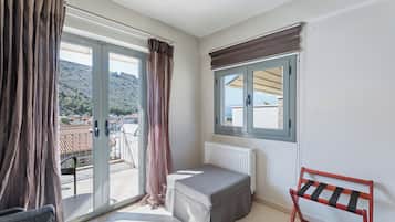 Superior Twin Room, Sea View | Free minibar items, desk, soundproofing, free WiFi