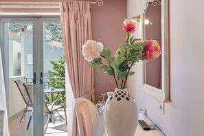 Deluxe Double Room, Sea View | Free minibar items, desk, soundproofing, free WiFi - Aerinon Guesthouse (Nafplio)