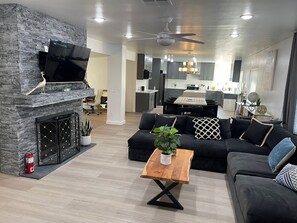 Living area - Elegant Midtown 4BR w/ Private Pool | 8 mins to Downtown (Phoenix)
