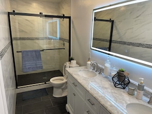 Shower, hair dryer, towels, soap - Spacious 4-bedroom house in the historical district of downtown Phoenix (Phoenix)