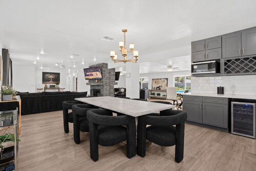 Elegant Midtown 4BR w/ Private Pool | 8 mins to Downtown