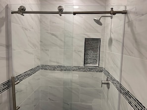 Douche, sĂšche-cheveux, serviettes fournies, savon