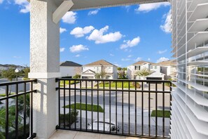 Property grounds - Magnificent Home with Private Pool, Theater & Game Room near Disney with. (Kissimmee)