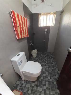 Dusche, Bidet, Handtücher, Seife