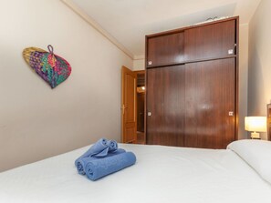 2 bedrooms, desk