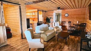 Upstairs Suite | Living room