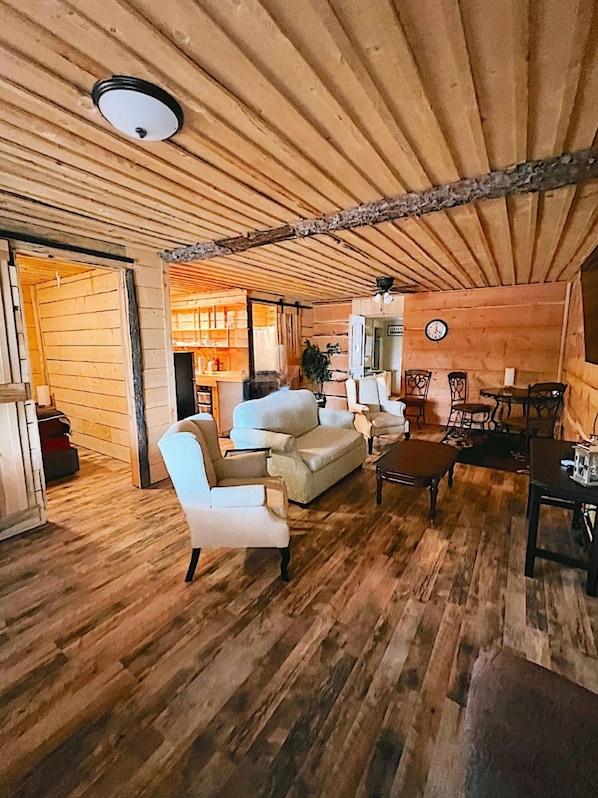 Suite Deluxe, 1 chambre, balcon (Upstairs Suite) | Salle de séjour | TV connectée de 32 pouces avec chaînes par câble, baby-foot