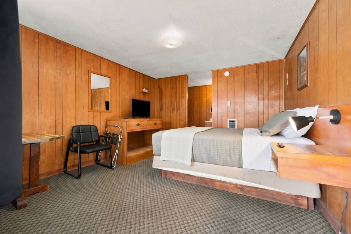 Free WiFi, individually decorated, individually furnished, bed sheets