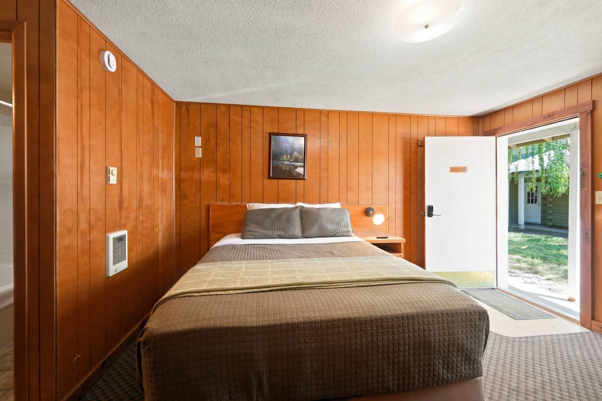 Free WiFi, individually decorated, individually furnished, bed sheets