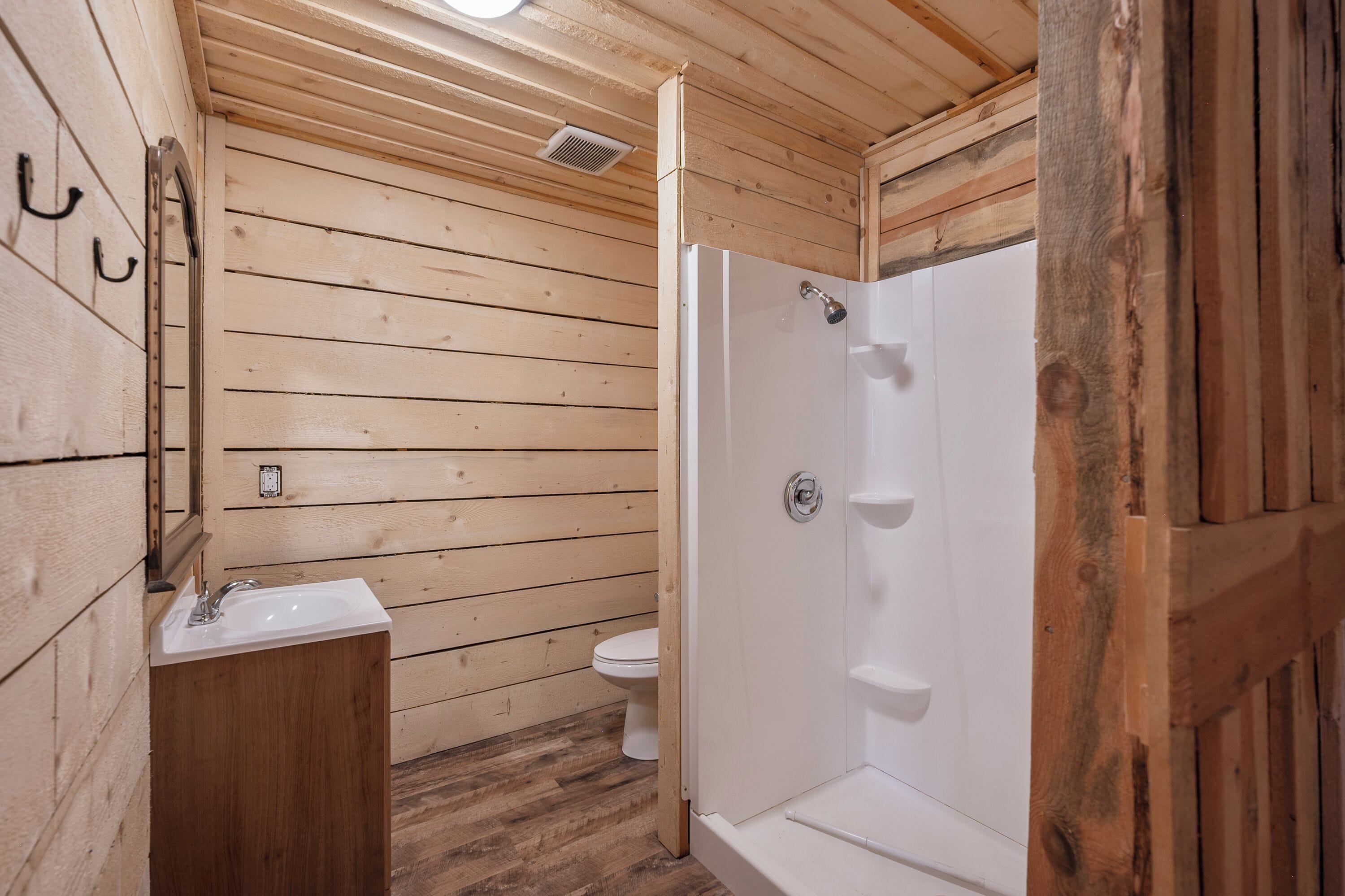 Deluxe-Suite, 1 Schlafzimmer, Balkon (Upstairs Suite) | Badezimmer | Kostenlose Toilettenartikel, Haartrockner, Handtücher, Seife