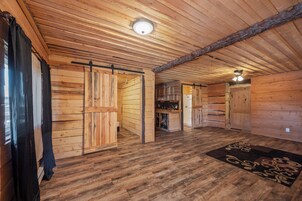 Suite Deluxe, 1 habitación, balcón (Upstairs Suite) | Sala de estar | Smart TV de 32 pulgadas con canales por cable, un futbolín