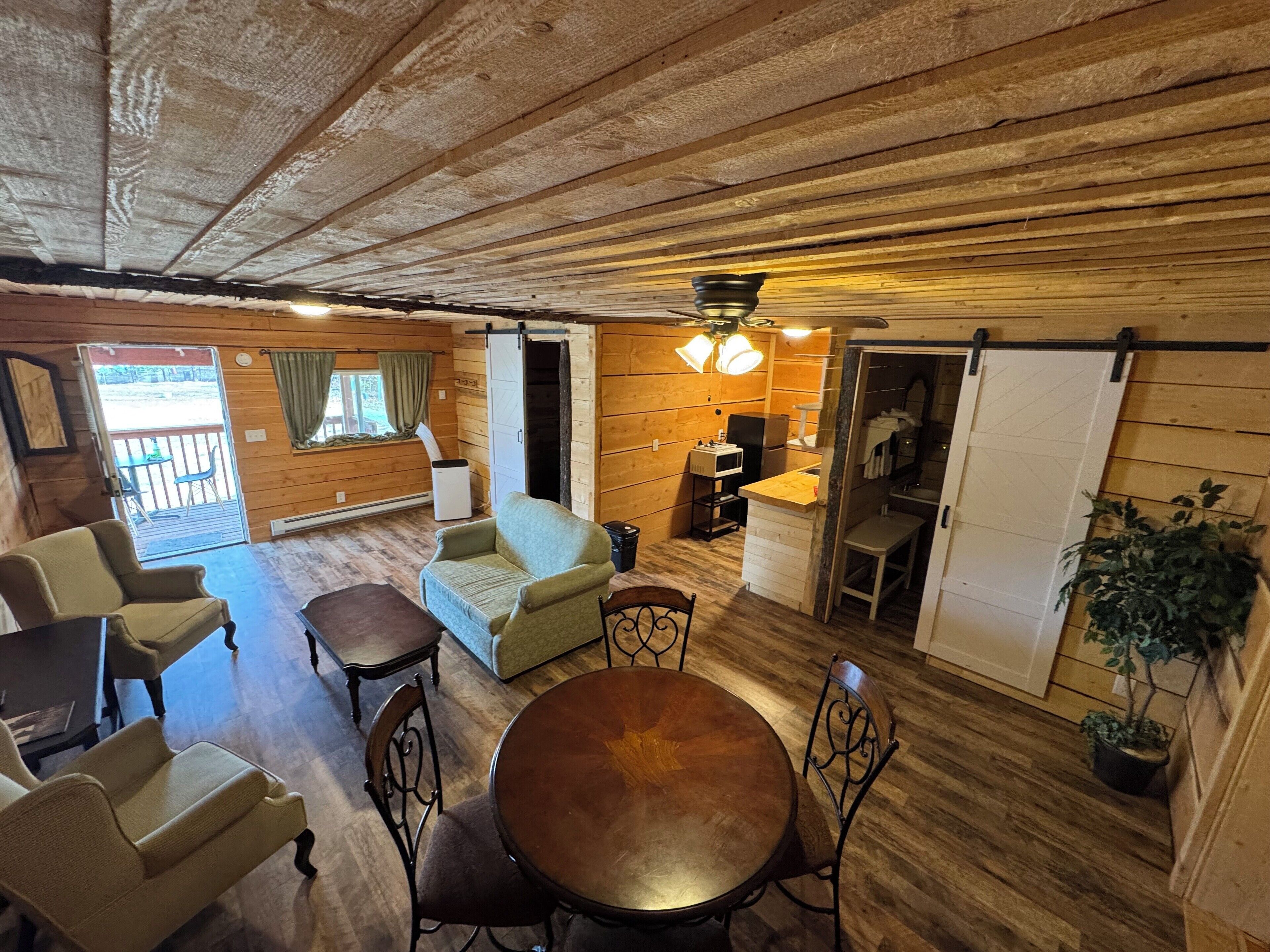 Suite Deluxe, 1 chambre, balcon (Upstairs Suite) | Salle de séjour | TV connectée de 32 pouces avec chaînes par câble, baby-foot