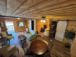 Deluxe-sviitti, 1 makuuhuone, parveke (Upstairs Suite) | Olohuone | 32–tuumainen äly-TV, jossa kaapelikanavat