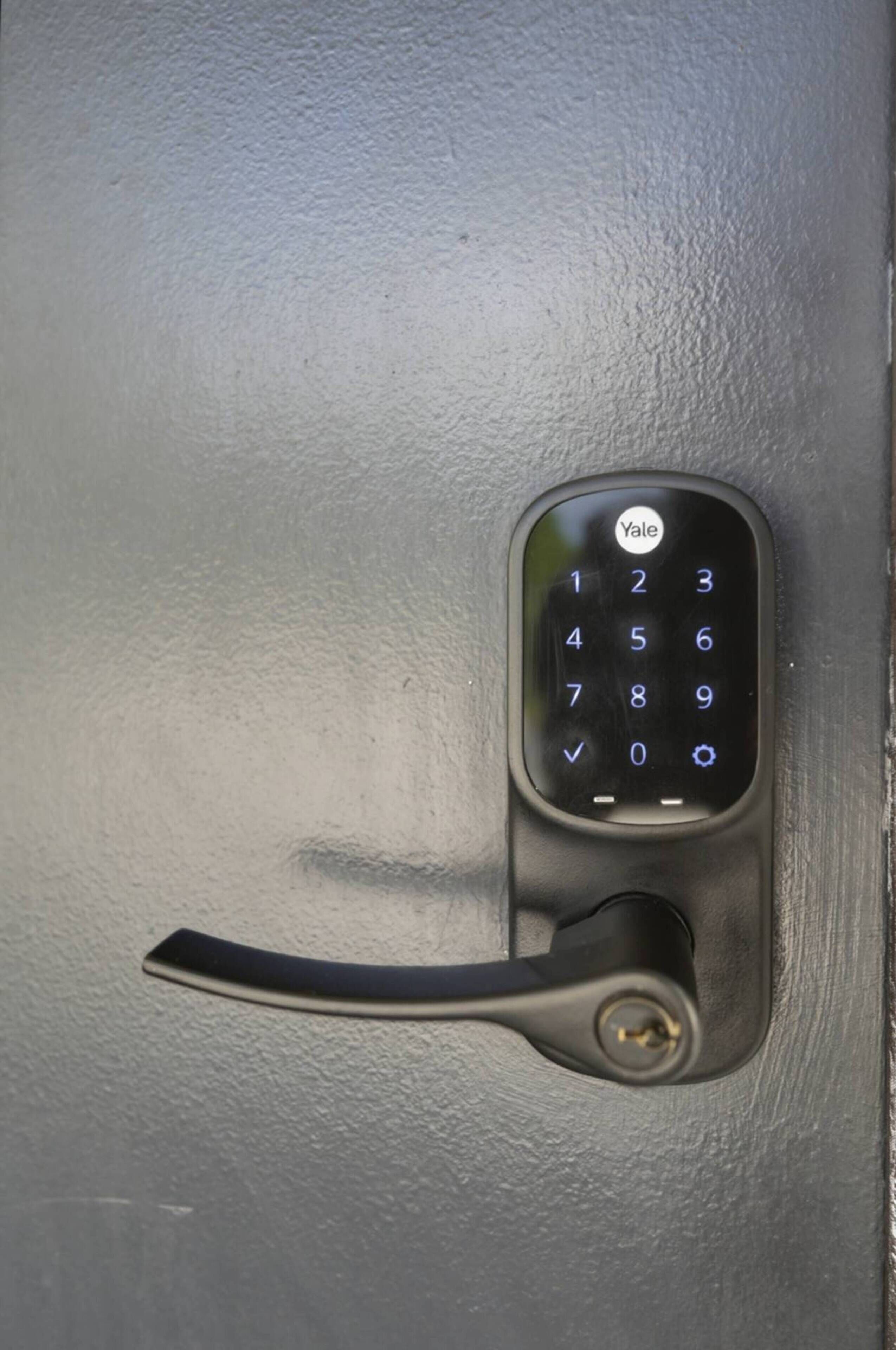 Cerradura electrónica Yale con teclado en una puerta.