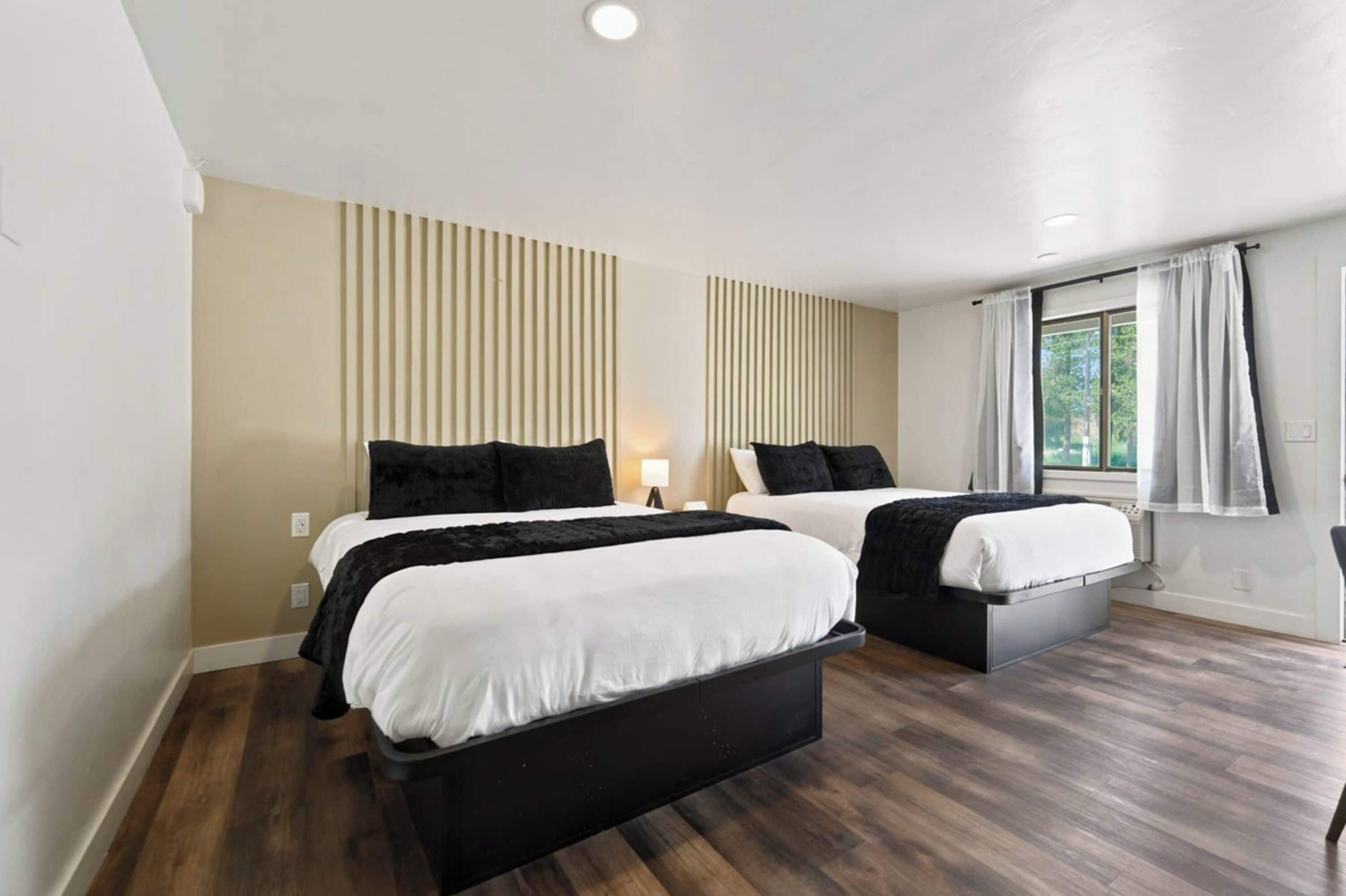 Renovated Deluxe Queens | Wi-Fi de cortesia, individualmente decorados, individualmente mobiliados