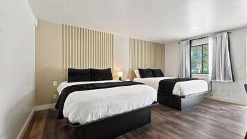 Renovated Deluxe Queens | Wi-Fi de cortesia, individualmente decorados, individualmente mobiliados