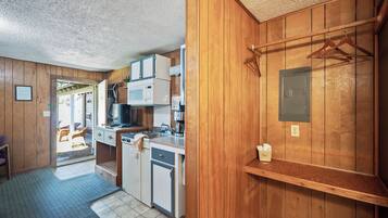 King Kitchenette Room | Private kitchenette