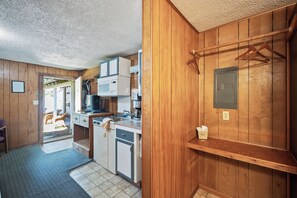 Chambre, 1 trÚs grand lit, coin cuisine (King Kitchenette Room) | Coin cuisine privé